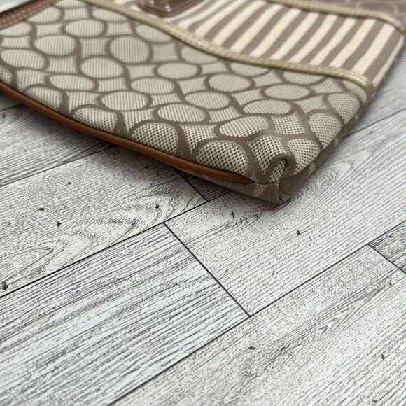 Nine West Large Canvas Wristlet - Picture 3 of 8